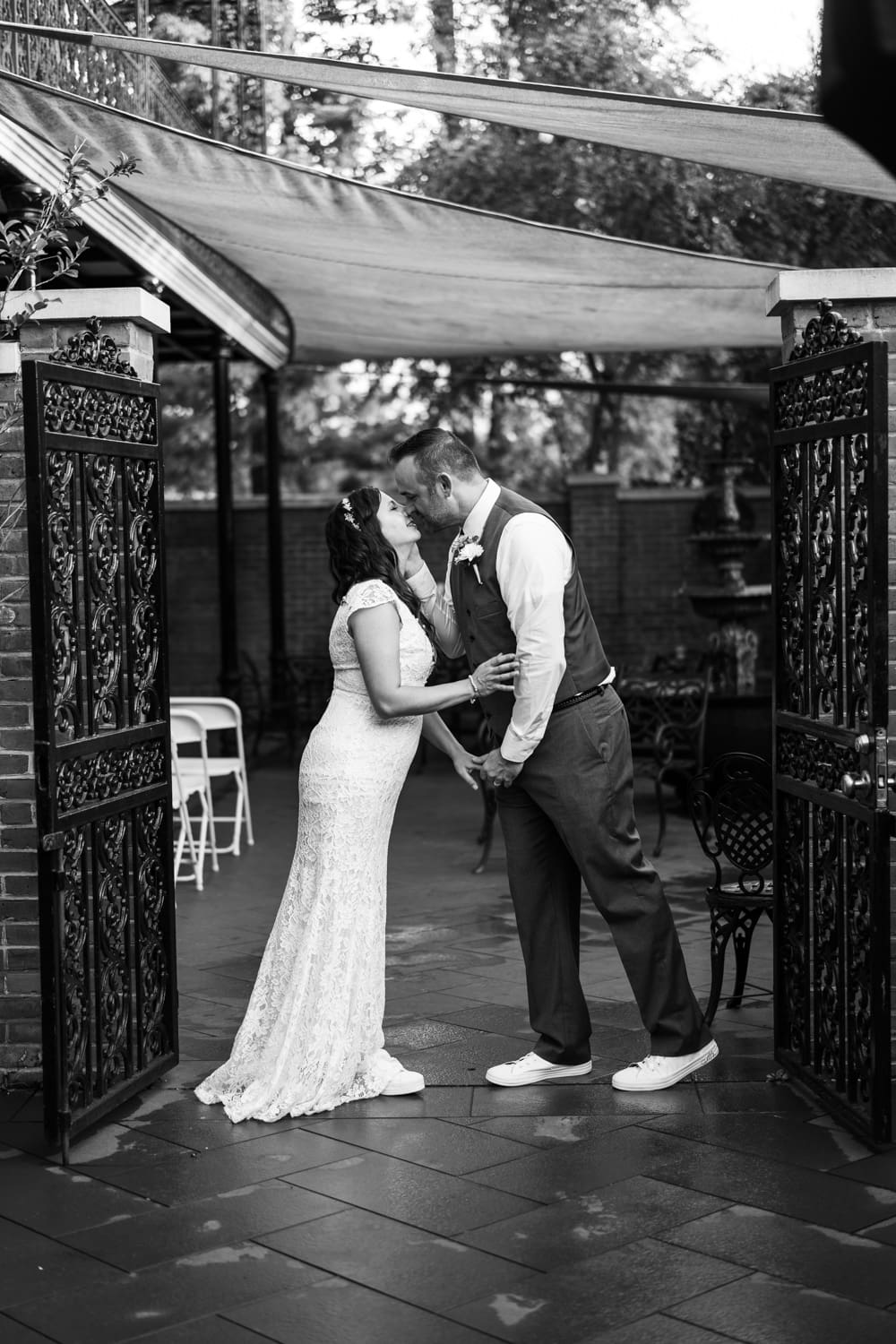 Bride and groom kissing at Abita Brewery