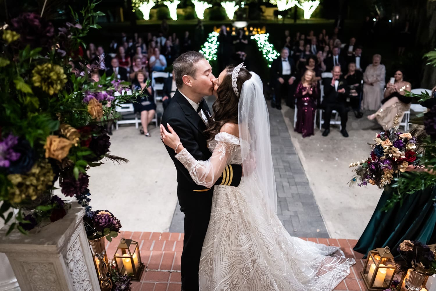 Couple kisses at Southern Oaks wedding